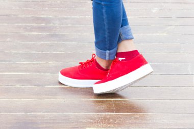 kadın kot pantolon ve spor ayakkabı ayakkabı.