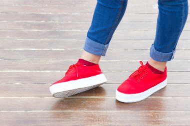 kadın kot pantolon ve spor ayakkabı ayakkabı.