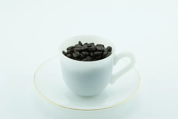 Taza de granos de café aislados sobre fondo blanco . — Foto de Stock