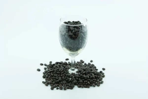 Vidro de grãos de café isolado no fundo branco . — Fotografia de Stock