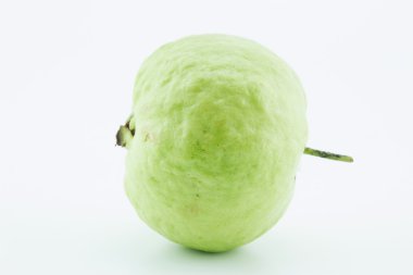 Beyaz arka plan üzerinde taze guava meyve.