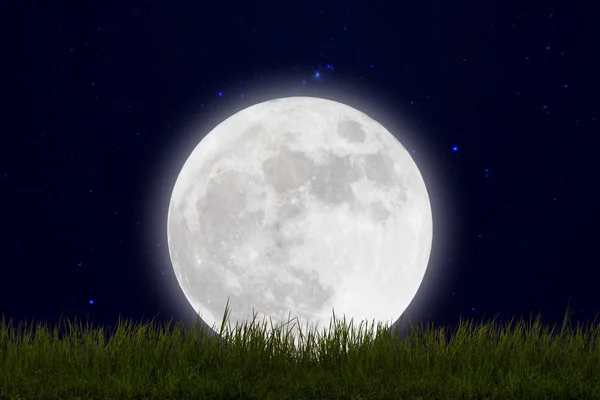 满月与星星和场的绿色山在黑暗的天空. — 图库照片