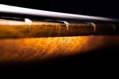 Ukulele boynunun kenar görüntüsünün soyut makro görüntüsü