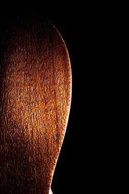 Ukulele 'nin karanlıkta izole edilmiş arka yüzünün sanatsal görüntüsü