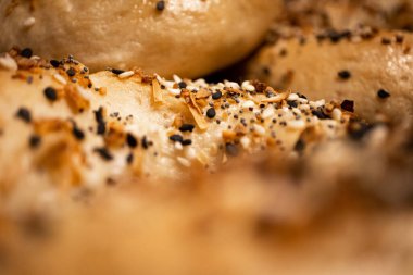 Önplanda odağı bozuk simit olan her şeyin makro fotoğrafı.