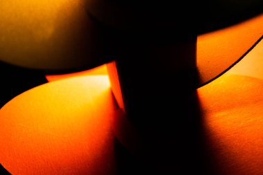 Zıt ışık ve gölgeyle ahşap nesneyi kapat