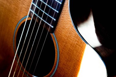 Sedir Tepesi Gitar Gövdesinin ve Ses Deliğinin Kapanışı