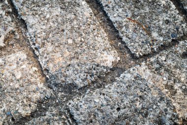 Tuğla şekilli taş geçide yakın.