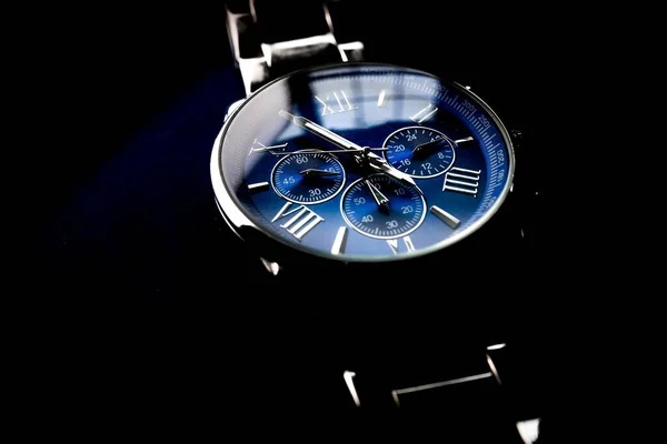 Montre Isolée Bleu Face Chronographe Sur Fond Noir — Photo