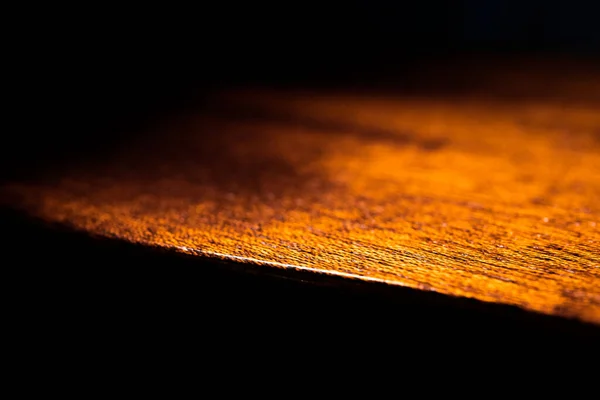 Ukulele 'nin karanlıkta izole edilmiş arka yüzünün sanatsal görüntüsü