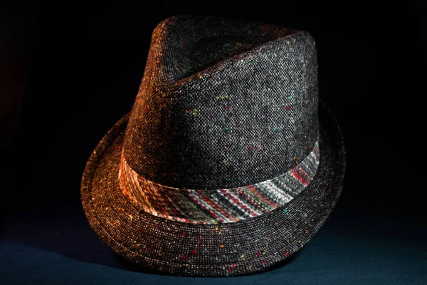 Renkli gri tüylü eski moda fötr şapka ayrıntıları.