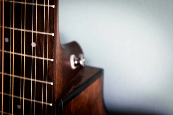 Närbild Sträng Gitarr Fingertavla Mot Solid Bakgrund — Stockfoto