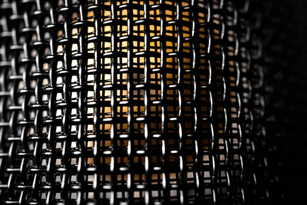 내부에 보이는 색둥근 커다란 응축기 마이크 그릴의 매크로 클로즈업 스톡 사진