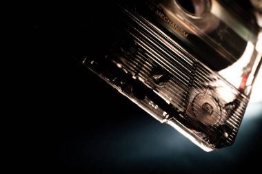 Siyah ve Mavi Arkaplan Üzerine Kaset Kasetinin Köşesi 'nin Minimalist Makro Kapanışı
