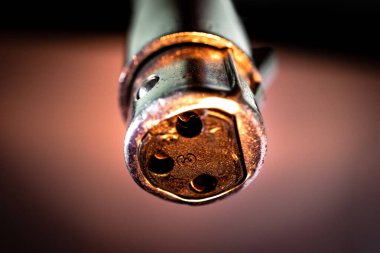 Yıpranmış Üç Pin XLR Bağlantısının Beyaz Arkaplan Önündeki Makro Kapanışı