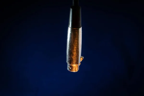 Closeup Dangling Desgastado Arranhado Masculino Xlr Conector Isolado Fundo Azul — Fotografia de Stock