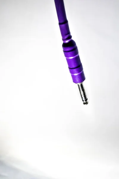 紫色橡胶封盖的四分之一英寸杰克连接器在白色背景下的闭合 — 图库照片