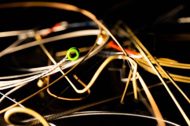 Kullanılmış Bronz Gitar İplerinin Önündeki Gitar İpinde Yeşil Top Ucunun Kapanışı