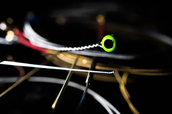 Macro Closeup Green Ball End Metal Akusztikus Gitárhúr Húrlábazattal Háttérben — Stock Fotó