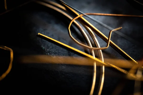 Macro Closeup Cut End Bronze Acoustic Guitar String Deitado Cordas — Fotografia de Stock