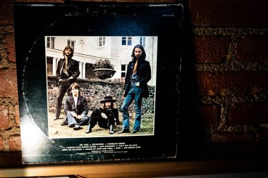 The Beatles 'ın Arkası' nın Kapanışı Hey Jude (The Beatles Again) Vinil Plak Kapağı Tuğla Duvara Yaslanma