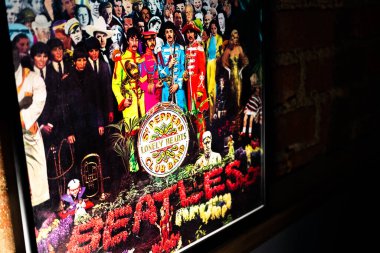Beatles Çavuşu 'nun Kapanış Detayları Pepper 'ın Yalnız Kalpler Kulübü Vinil Plak Kapağı Tuğla Duvara Yaslanma