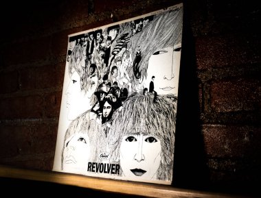 The Beatles Revolver Vinil Plak Kapağı Tuğla Duvara Yaslanma