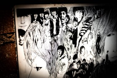 The Beatles Revolver Plak Kapağındaki Üst Sol Grup Üyelerinin Kapanışı