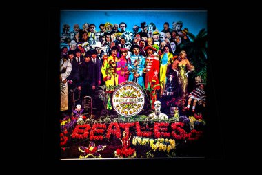 Beatles Çavuşu 'nun önünde tecrit edilmiş yakın çekim. Pepper 'ın Yalnız Kalpler Kulübü Vinil Albümü