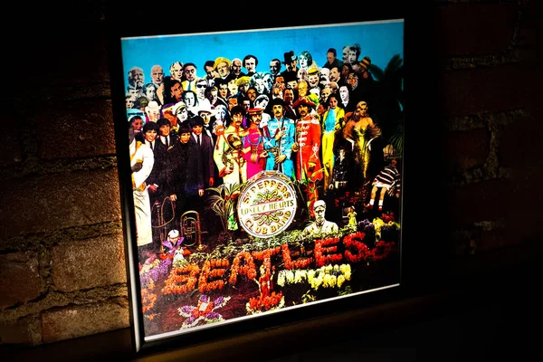 Beatles Çavuşu 'na yakın çekim. Pepper 'ın Yalnız Kalpler Kulübü Vinil Plak Kapağı Tuğla Duvara Yaslanma