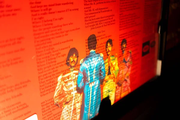 The Beatles Sgt. 'ın Arka Kapağındaki Grup Üyelerinin Kapanışı Pepper 'ın Yalnız Kalpler Kulübü Vinil Grubu