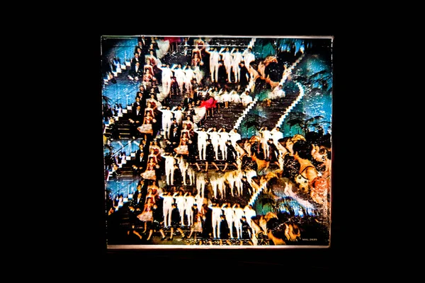 着用されたビートルズの魔法の謎ツアービニールアルバムの裏側の隔離された閉鎖 — ストック写真