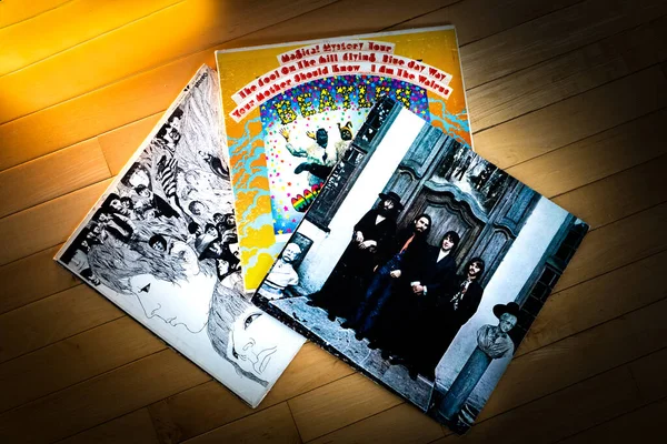 The Beatles 'ın üç albümünün yukarıdan aşağı görüntüsü ahşap zemine yayıldı.