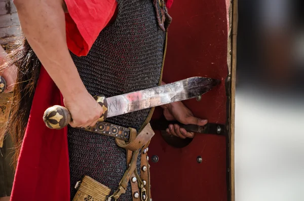 Soldat romain légionnaire avec épée — Photo