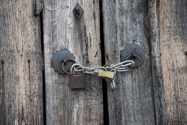 Ahşap eski kapılar ve asma kilit