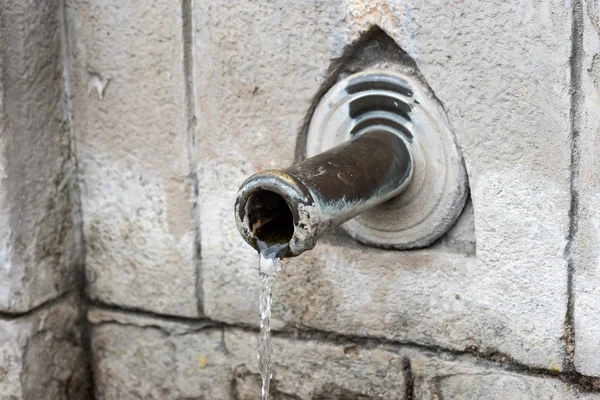 Drinkfonteinen met stroom van water — Stockfoto