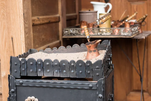 Potten för beredning av turkiskt kaffe på varm sand — Stockfoto