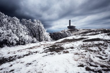 Karlı bahar Balkan dağ manzaralı Buzludzha, Bulgaristan