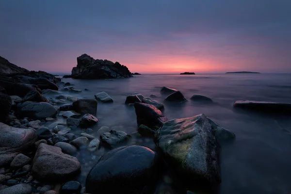 Prima dell'alba. Magnifica vista all'alba nell'ora blu sulla costa del Mar Nero, Bulgaria . — Foto Stock