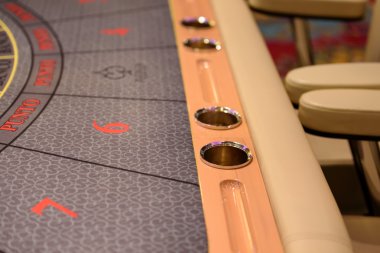 Poker masasında çuhası ve kül tablası ile