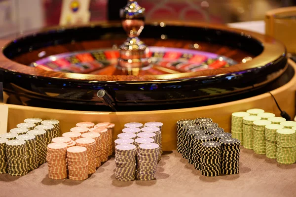 Primer plano de la ruleta de madera y fichas en el casino, enfoque selectivo — Foto de Stock