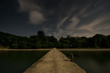 Yıldızlı gökyüzü ile köprü