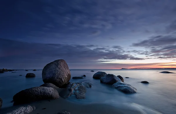 Роки, море и восход солнца — стоковое фото