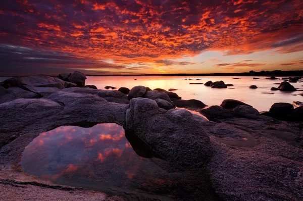 Nascer do sol na baía de vromos — Fotografia de Stock