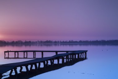 Göl üzerinde Moody günbatımı