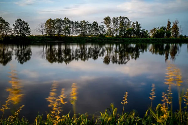 Schöner und romantischer See und Fluss — Stockfoto