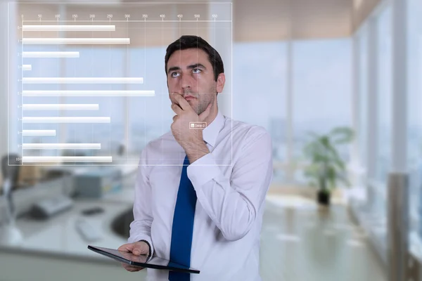 Zakenman kijken naar grafieken — Stockfoto