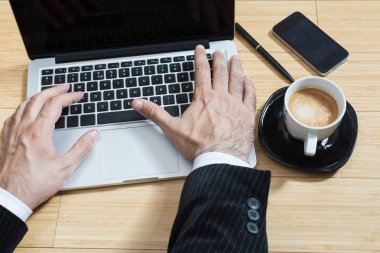 dizüstü bilgisayarda yazarak eller