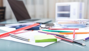 Dağınık ofis masaları