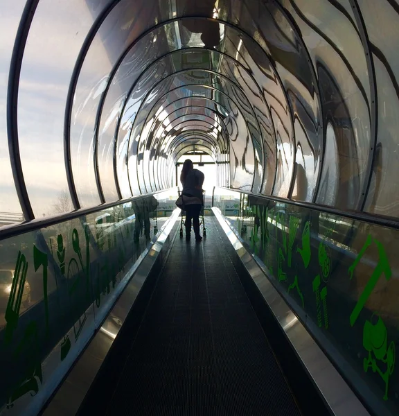 Donna sulla scala mobil